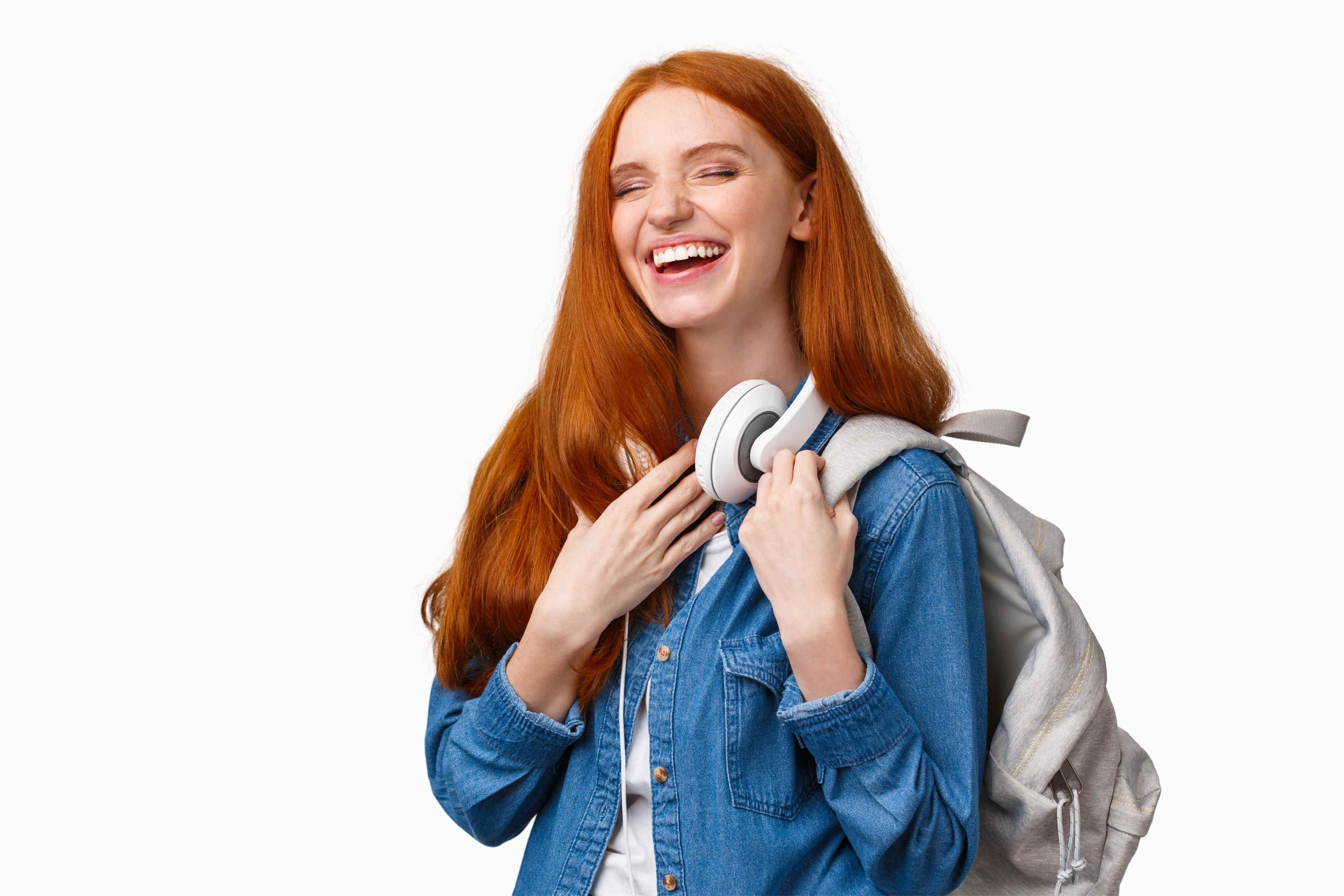 Mulher sorrindo com jaqueta jeans